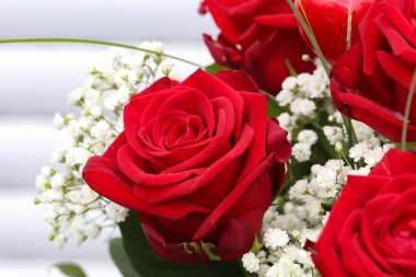 Çiçek buketi parçaları ve güzel güller..