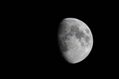 Ay gezegenimizin bir yoldaşıdır..