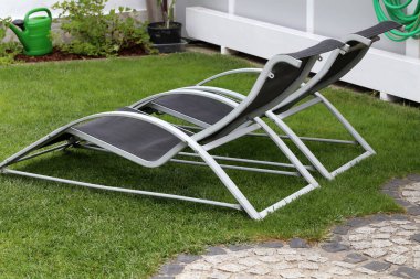 Güneş pansiyonları evin yanındaki bahçede..