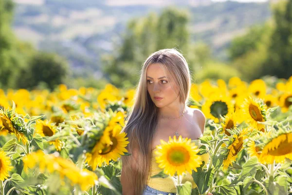 Ayçiçeği Tarlasında Genç Bir Kızın Portresi — Stok fotoğraf