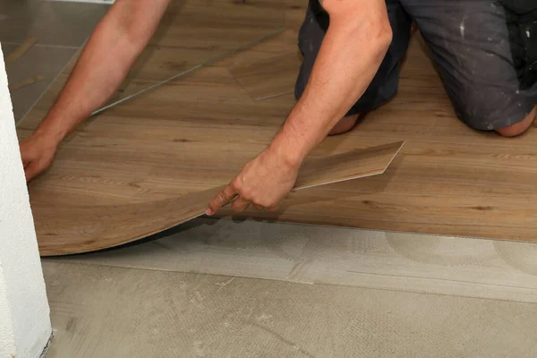 Worker Installing New Vinyl Tile Floor — Stock Photo, Image