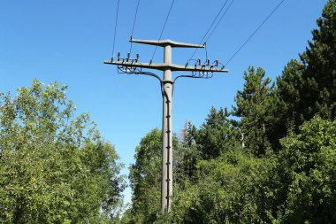 Güç iletimi mavi gökyüzüne doğru gidiyor..