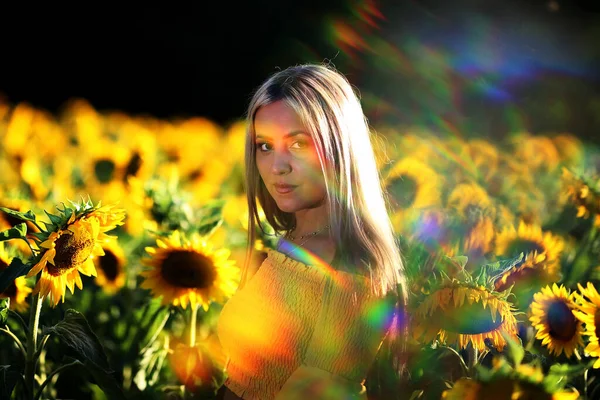 Portrét Mladé Dívky Slunečnicovém Poli — Stock fotografie