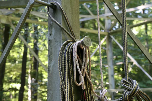 钢丝绳悬挂在金属结构上的一卷长绳 — 图库照片