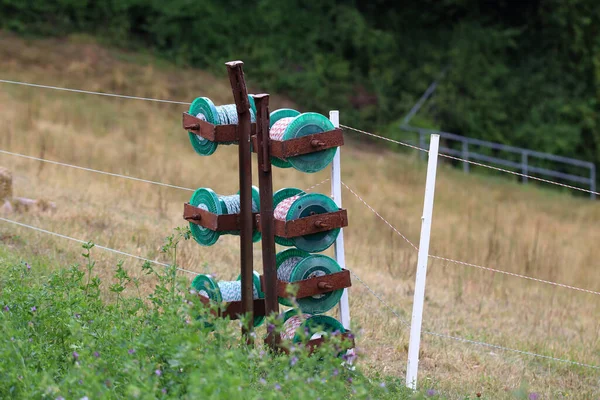 靠近牧场周围的电线围栏 — 图库照片