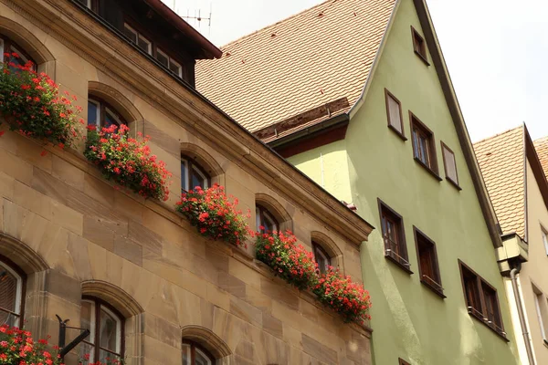 Blühende Geranien Fenstern Und Balkonen Von Häusern — Stockfoto