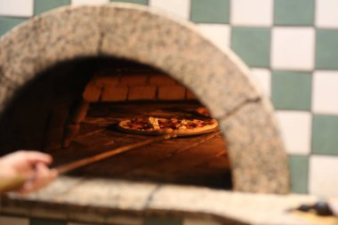 İtalyan pizzası odun ateşinde pişirilir..