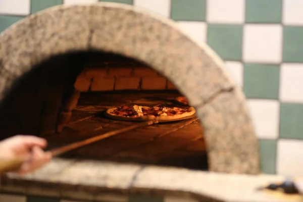 Talyan Pizzası Odun Ateşinde Pişirilir — Stok fotoğraf