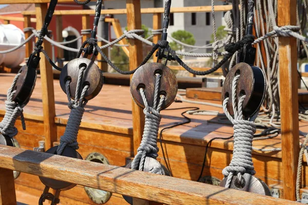 Touwen Voor Het Vastzetten Van Zeilen Van Een Zeilboot — Stockfoto