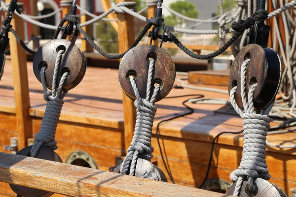 Touwen Voor Het Vastzetten Van Zeilen Van Een Zeilboot — Stockfoto