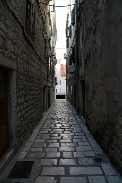 シベニクの歴史的建造物のある通り クロアチアのアドリア海のダルマチア沿岸の古代都市 ヨーロッパ — ストック写真