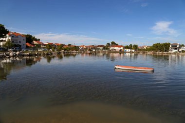Hırvatistan 'ın Zablace kasabası yakınlarında deniz kenarı.