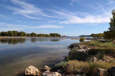 Hırvatistan 'ın Zablace kasabası yakınlarında deniz kenarı.