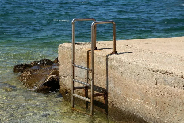 Suya inmek için metal merdiven..