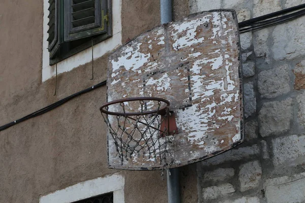 Ένα Παλιό Δαχτυλίδι Μπάσκετ Είναι Συνδεδεμένο Στον Τοίχο Του Σπιτιού — Φωτογραφία Αρχείου