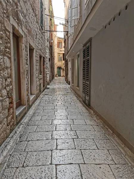 アドリア海による観光都市 シベニク クロアチア 古い石 狭い通りと階段 — ストック写真
