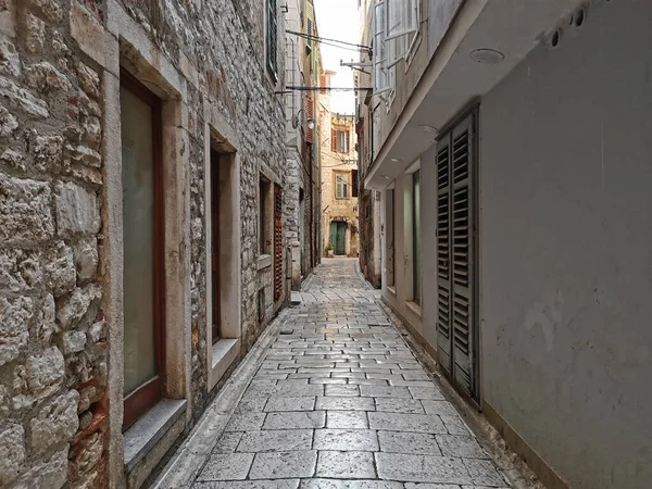 Città Turistica Riva Mare Sibenik Croazia Vecchie Pietre Stradine Scale — Foto Stock