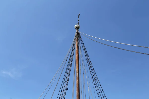 Mastro Navio Vela Contra Céu Azul — Fotografia de Stock