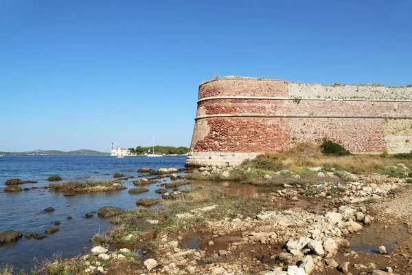 クロアチアのシベニク湾の入り口にある聖ニコラス要塞 — ストック写真