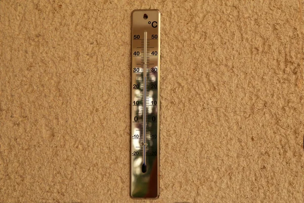 Θερμόμετρο Στον Τοίχο Δείχνει Υψηλή Θερμοκρασία Μια Ζεστή Μέρα — Φωτογραφία Αρχείου