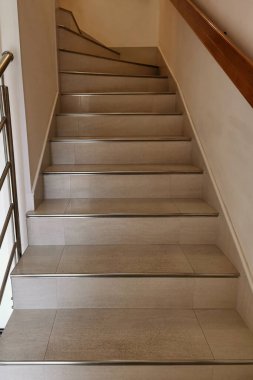 Özel evdeki beyaz merdivenlerin yakın çekimi. Modern iç mekan. Temiz adımlar.