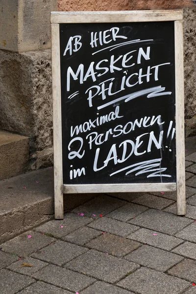 Covid Zamanlarında Sokakta Bir Plaket Almanca Metin Buradan Itibaren Maskeler — Stok fotoğraf