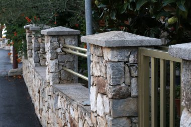 Taş ve metal yapılardan oluşan dekoratif çitler..