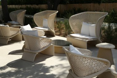 Güzel rahat şezlonglar dışarıda duruyor..