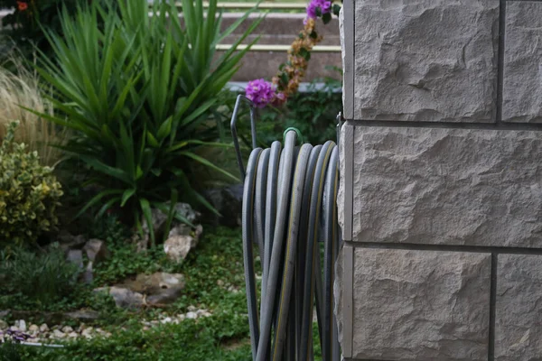 Tubo Giardino Grigio Pende Una Parete — Foto Stock