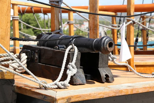 Старая Средневековая Пушка Палубе Пиратского Корабля — стоковое фото