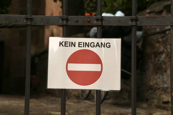 Placa Una Puerta Metal Texto Alemán Sin Entrada — Foto de Stock