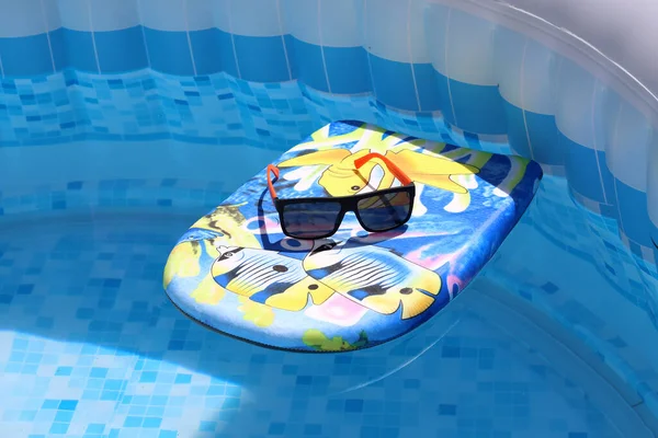 プールにサングラス付きの水泳ボード — ストック写真