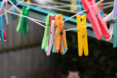 Çamaşır ipindeki renkli mandalları kapat.