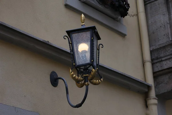 Vecchi Lampioni Illuminano Strada Passanti — Foto Stock