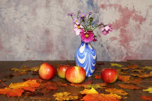Beautiful Autumn Still Life Flowers Apples — Stock Photo, Image
