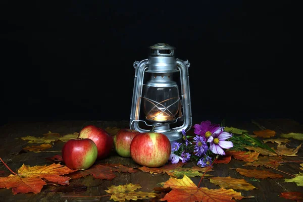 Schöne Herbst Stillleben Von Blumen Und Äpfeln — Stockfoto