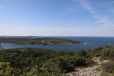 Hırvatistan 'ın eski Primosten kasabasının hava manzarası.