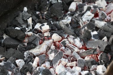Izgarada ızgara yemek pişirmek için sıcak kömür..