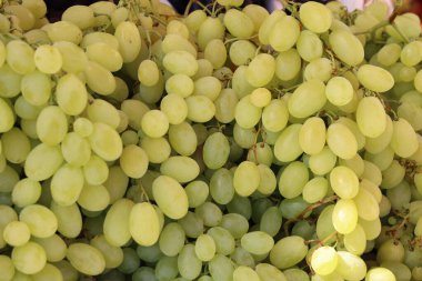 Tatlı üzümler pazarda satılır..