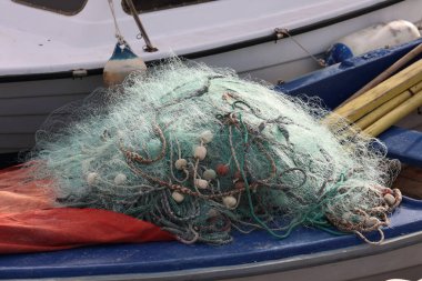 Balıkçı ağları kayıkta yatıyor..