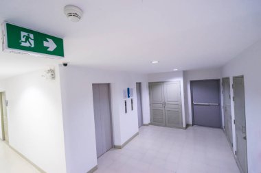 Acil çıkış kapısının kaçış ışık oturum binada