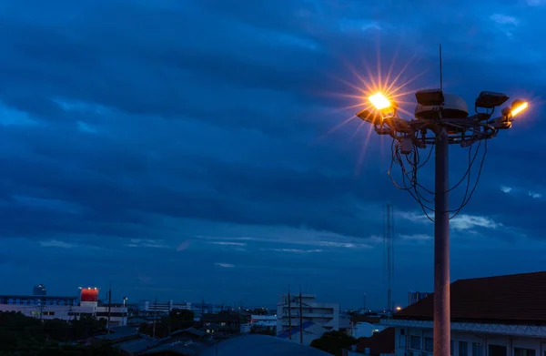 Iluminar Alguma Lâmpada Torre Spot Luz Sobre Céu Azul Noite — Fotografia de Stock