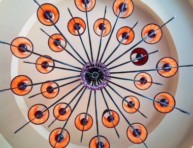 Yüksek kırmızı tavan lambası arka plan bakış açısı