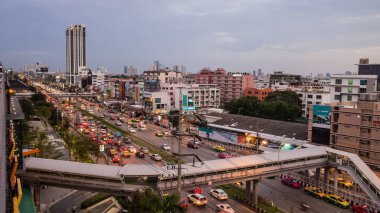 Cityscape ve akşam saat yola
