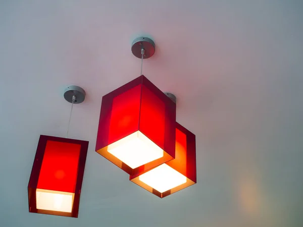 Trois Lampes Suspendues Rouges Dans Appartement — Photo