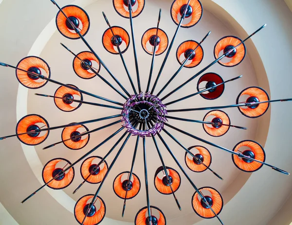 Yüksek kırmızı tavan lambası arka plan bakış açısı