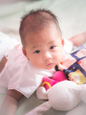 yakın çekim bebek bebek yüz yalan yatakta