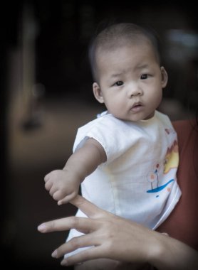 Bebek tutun parmak anne yakın çekim anne kucaklama