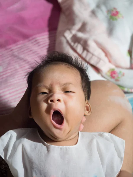 Bebek anne elinde esneme