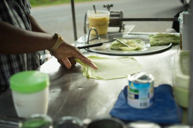 Erkek eli yapmak Indian roti el arabası üzerinde yol kenarı